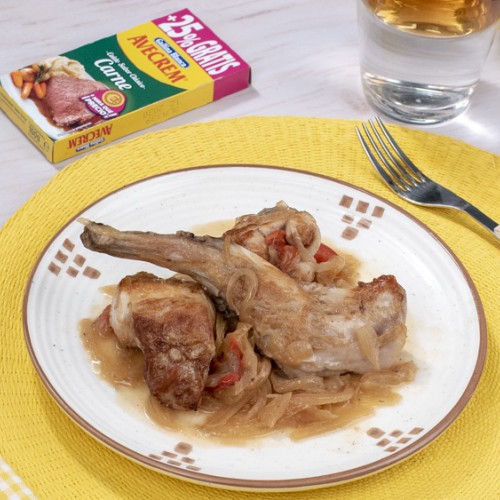 Conejo con cebolla con producto